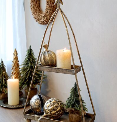 Bild av elegant inredning med antik mässingsetagere