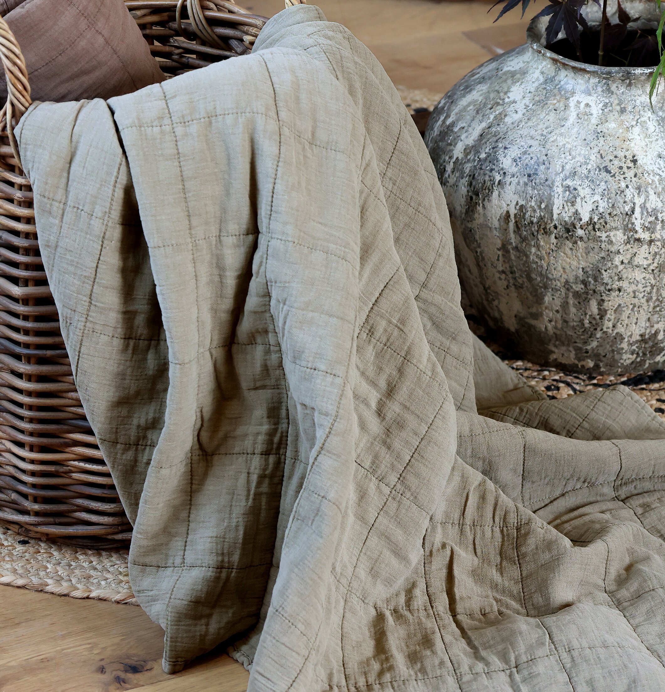 Aix Vintage Quilt Eukalyptus från Chic Antique i rustik miljö