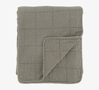 Bild av quiltat täcke i jordnära eukalyptusnyans