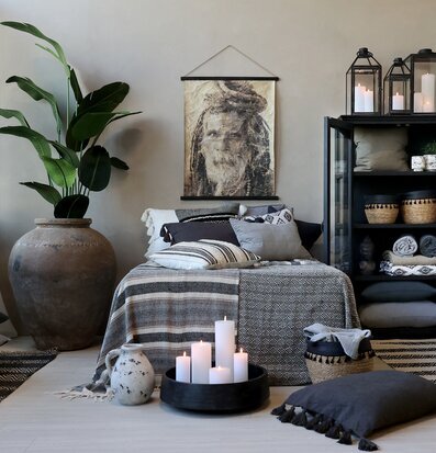 Bild av harmoniskt inrett rum med vintage detaljer