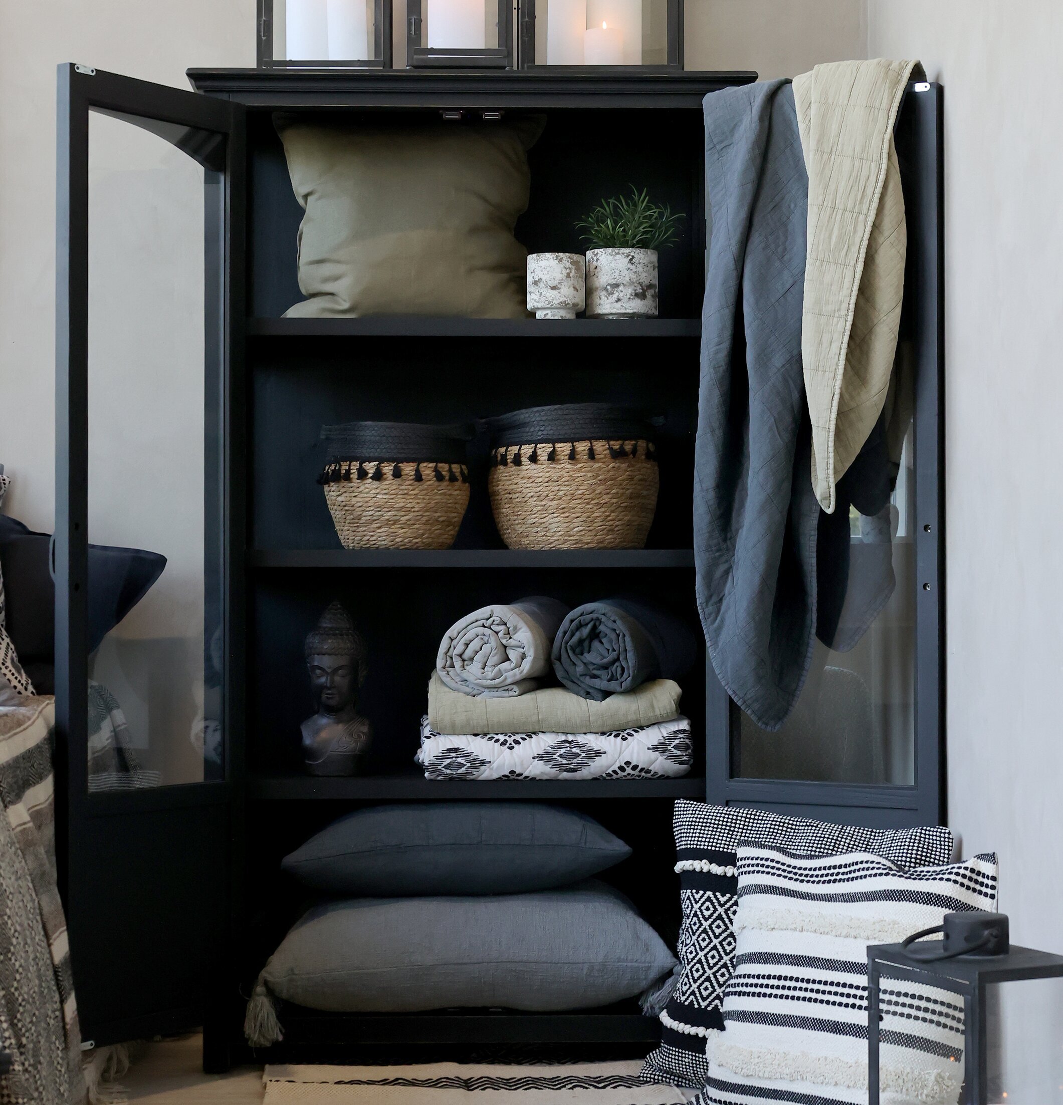 Aix Vintage Quilt Eukalyptus från Chic Antique på svart skåp