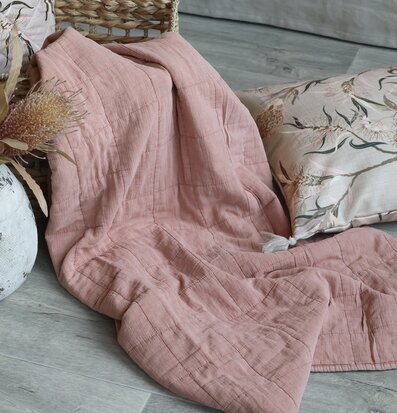 Bild av quilt i vintage rosa med rustik inredning