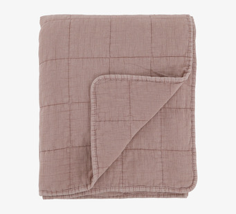 Bild av vackert kviltat överkast i vintage rosa