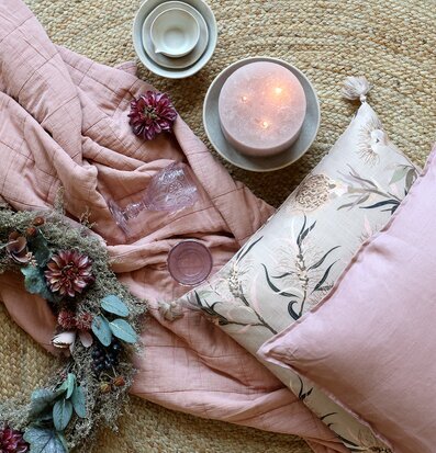 Bild av harmonisk inredning med rosa quilt och detaljer