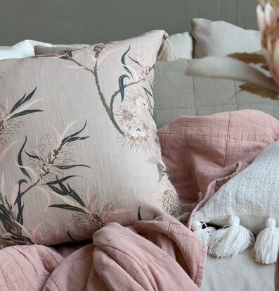 Bild av harmonisk interiör med rosa quilt och kuddar