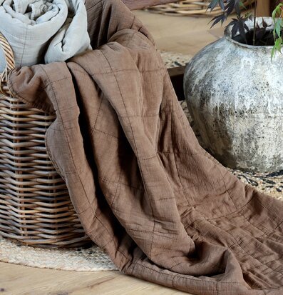 Bild av elegant inredning med quilt och keramikvas