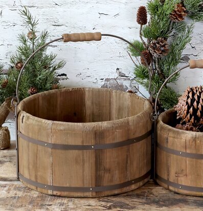 Bild av rustika träspann med metallband och naturdekor