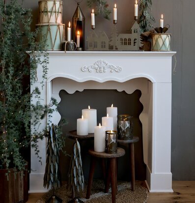 Bild av stämningsfull eldstad med eleganta detaljer