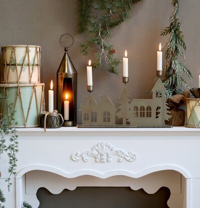 Bild av en elegant öppen spis med juldekorationer