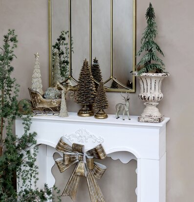 Bild av elegant inredning med antikvit öppen spis