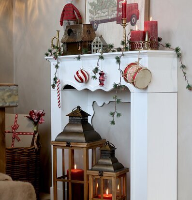 Bild av charmig interiör med vinterdekorationer