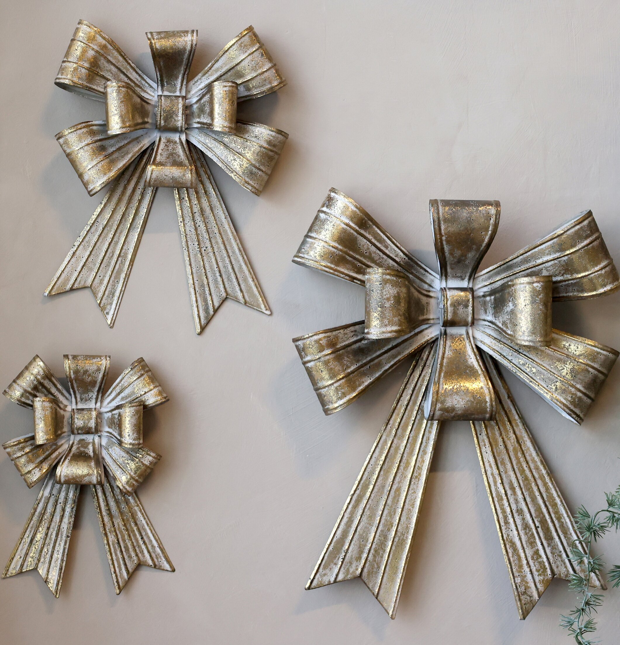 Bild av tre dekorativa antika mässingsrosetter