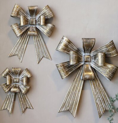 Bild av tre dekorativa antika mässingsrosetter