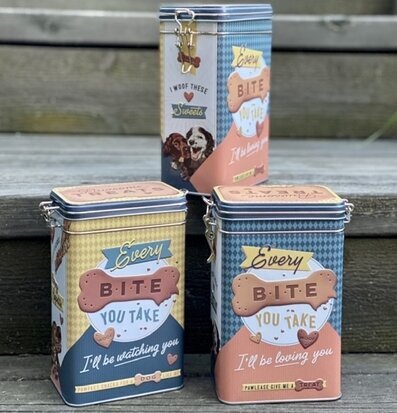 Bild av tre retroinspirerade plåtburkar för hundgodis