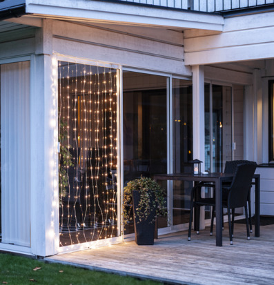 Bild av en inbjudande uteplats med ljusgardin