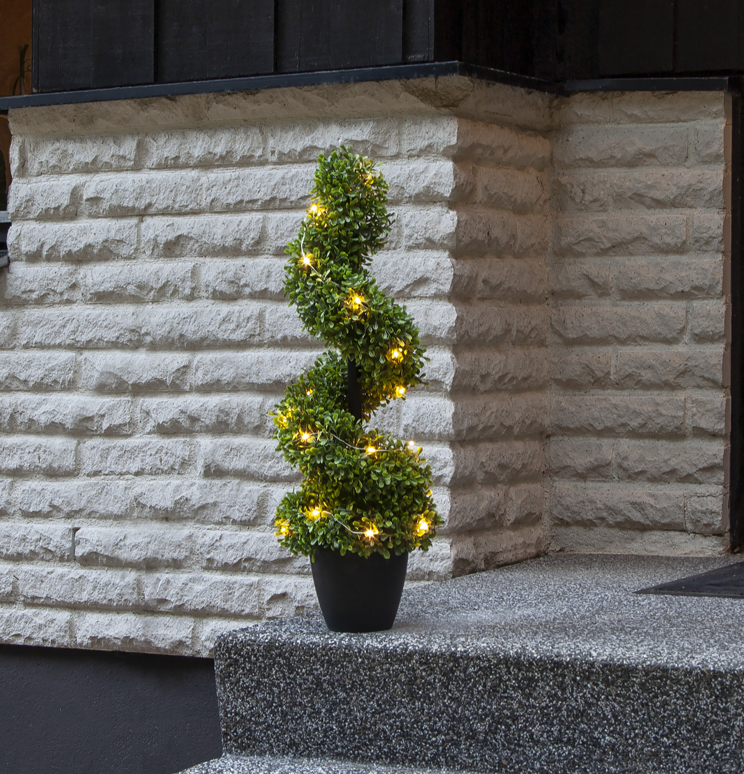Dekorationsträd Buxbom från Star Trading på grå entrétrappa