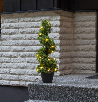 Bild av spiralformat konstträd i modern utomhusmiljö