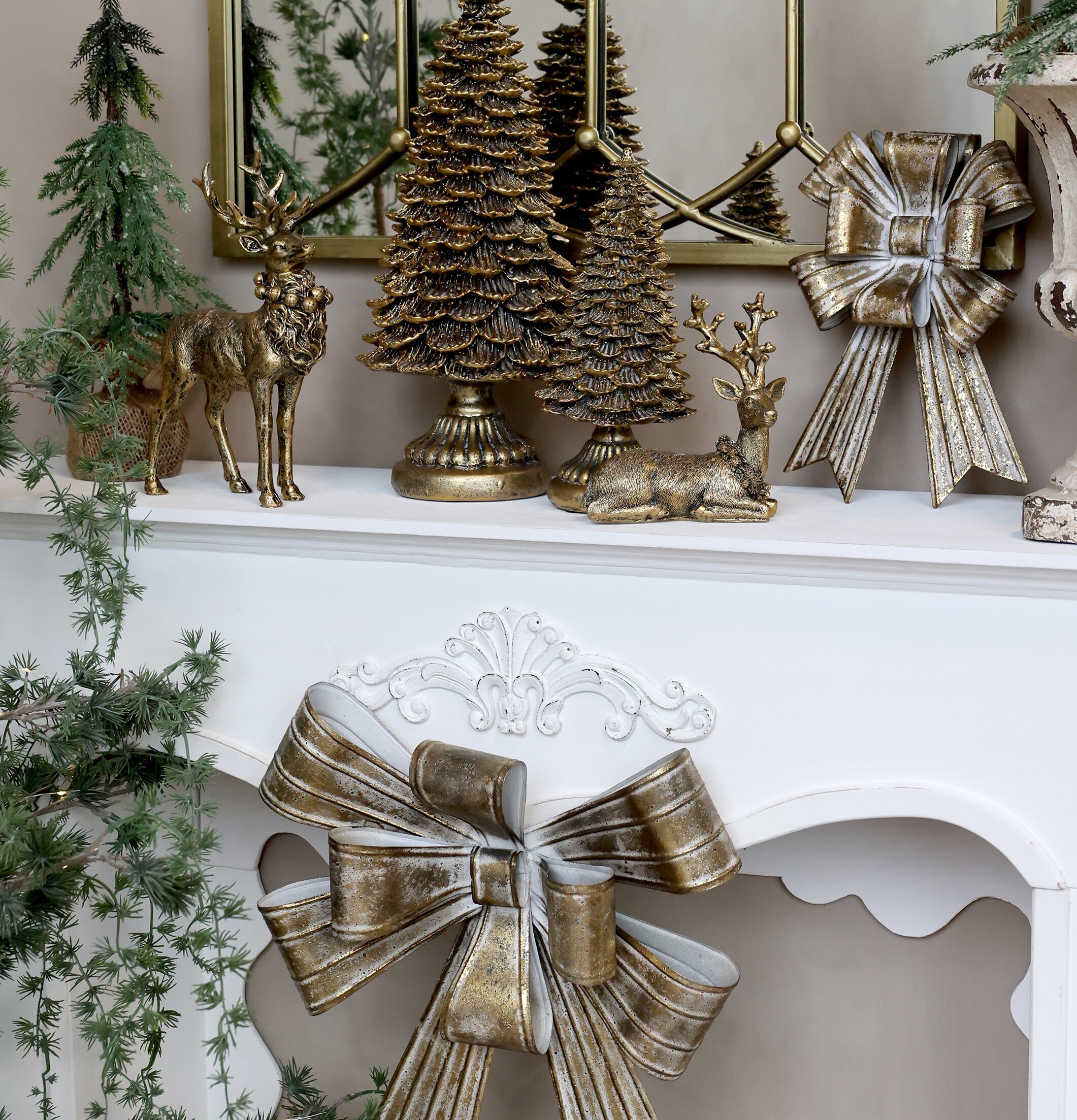 Bild av elegant stilleben med antik mässing och grönska