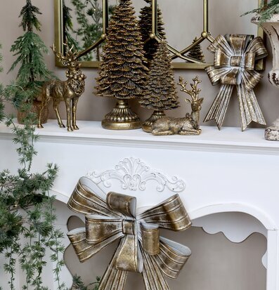 Bild av elegant stilleben med antik mässing och grönska