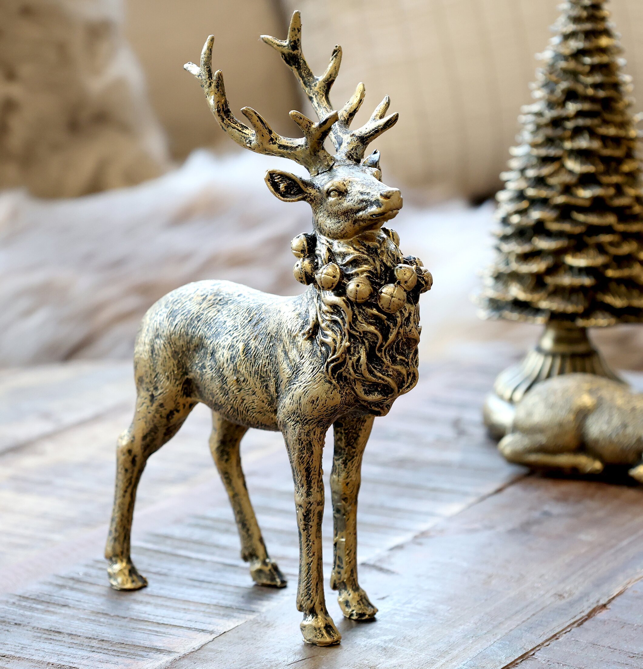 Ren Med Bjällror Antik Mässing från Chic Antique på träbord