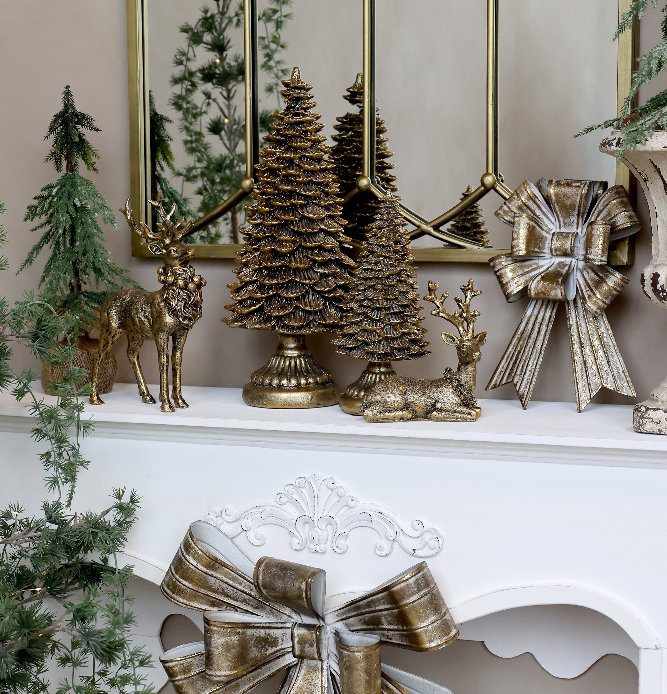 Ren Med Krans Antik Mässing från Chic Antique på vitt bord