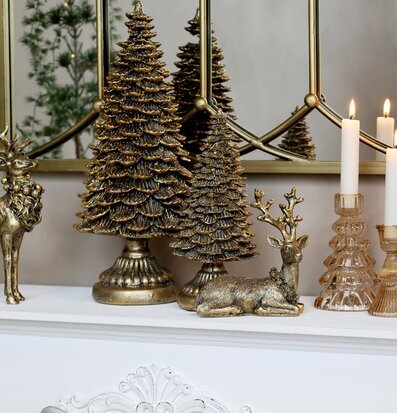 Bild av juldekorationer med ren och antika detaljer