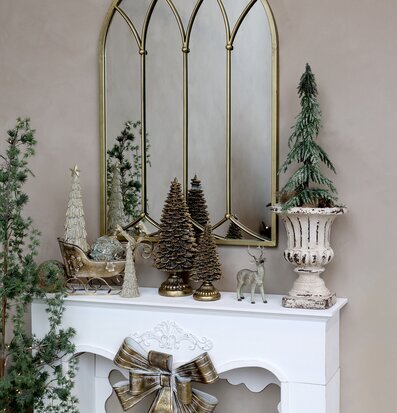 Bild av smakfullt arrangerad julscen med antika inslag