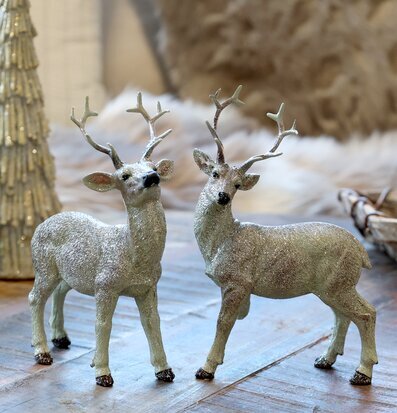 Bild av vintrigt stilleben med glittrande renar