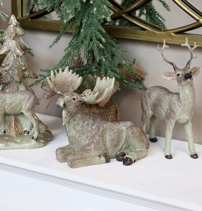 Bild av glittrande renar och vinterdekorationer