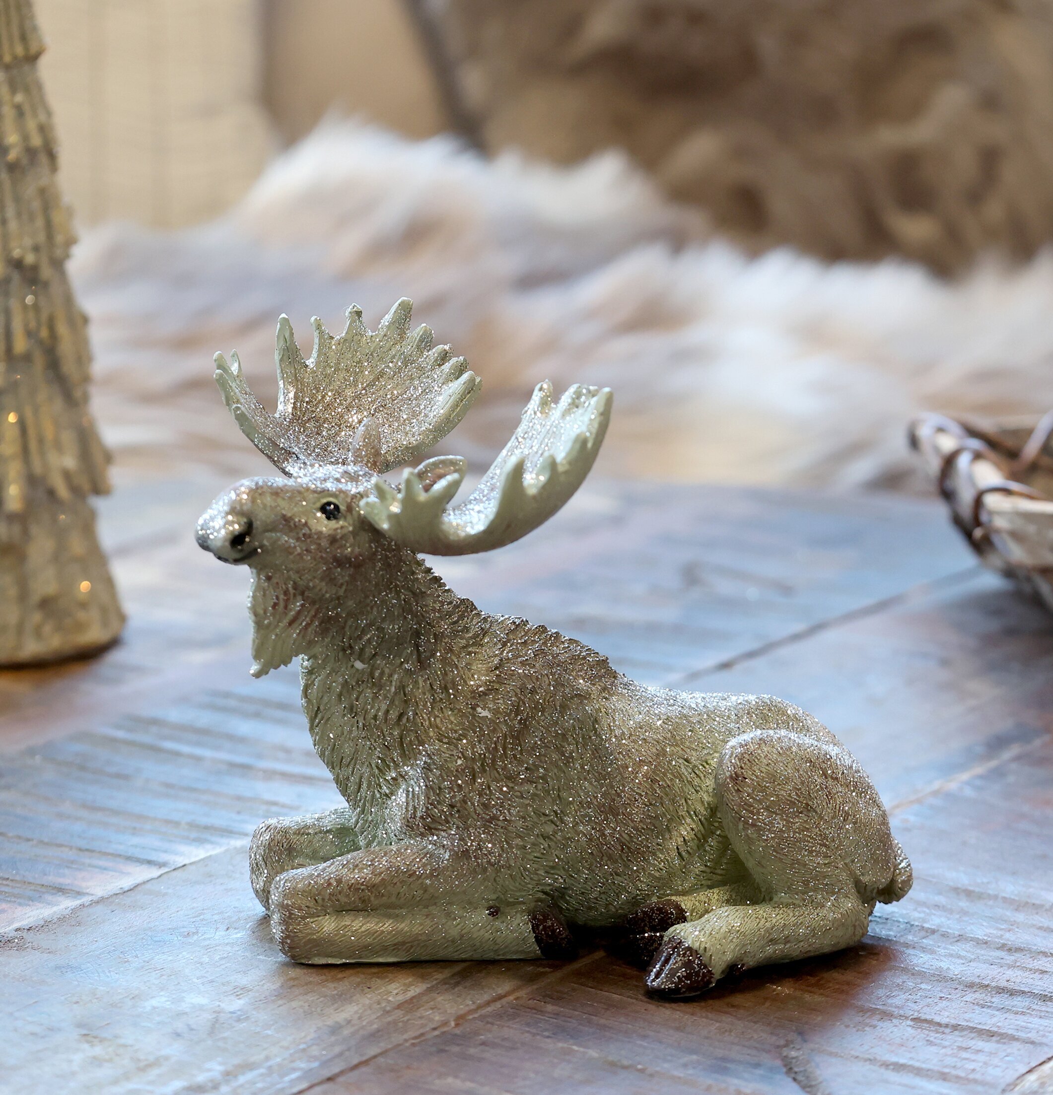 Bild av elegant inredning med glittrande älgfigur