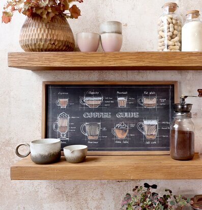 Foto av stilfullt arrangerade hyllor och dekorationer