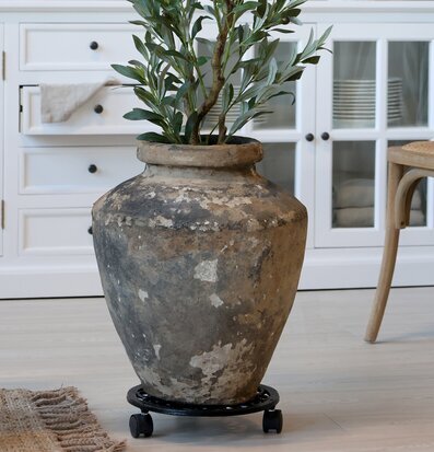 Bild av rustik blomvagn i stilren köksinteriör