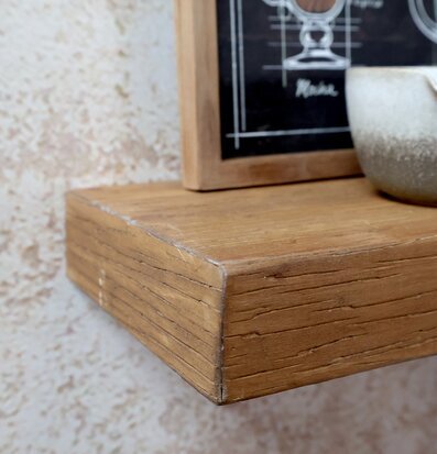 Bild av stilren vägghylla med naturlig träfinish