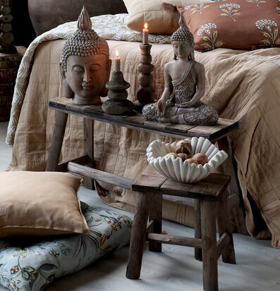 Bild av harmonisk och stilren inredning med Buddha