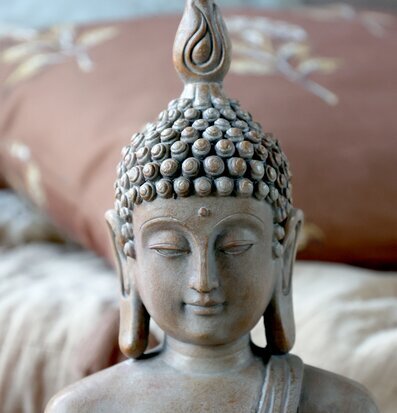 Bild av detaljrik Buddha-skulptur för harmoniskt hem