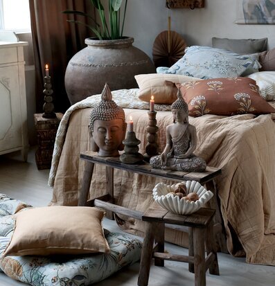 Bild av harmoniskt inrett rum med naturliga toner