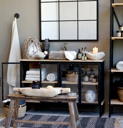 Foto av harmonisk inredning med spegel och skänk