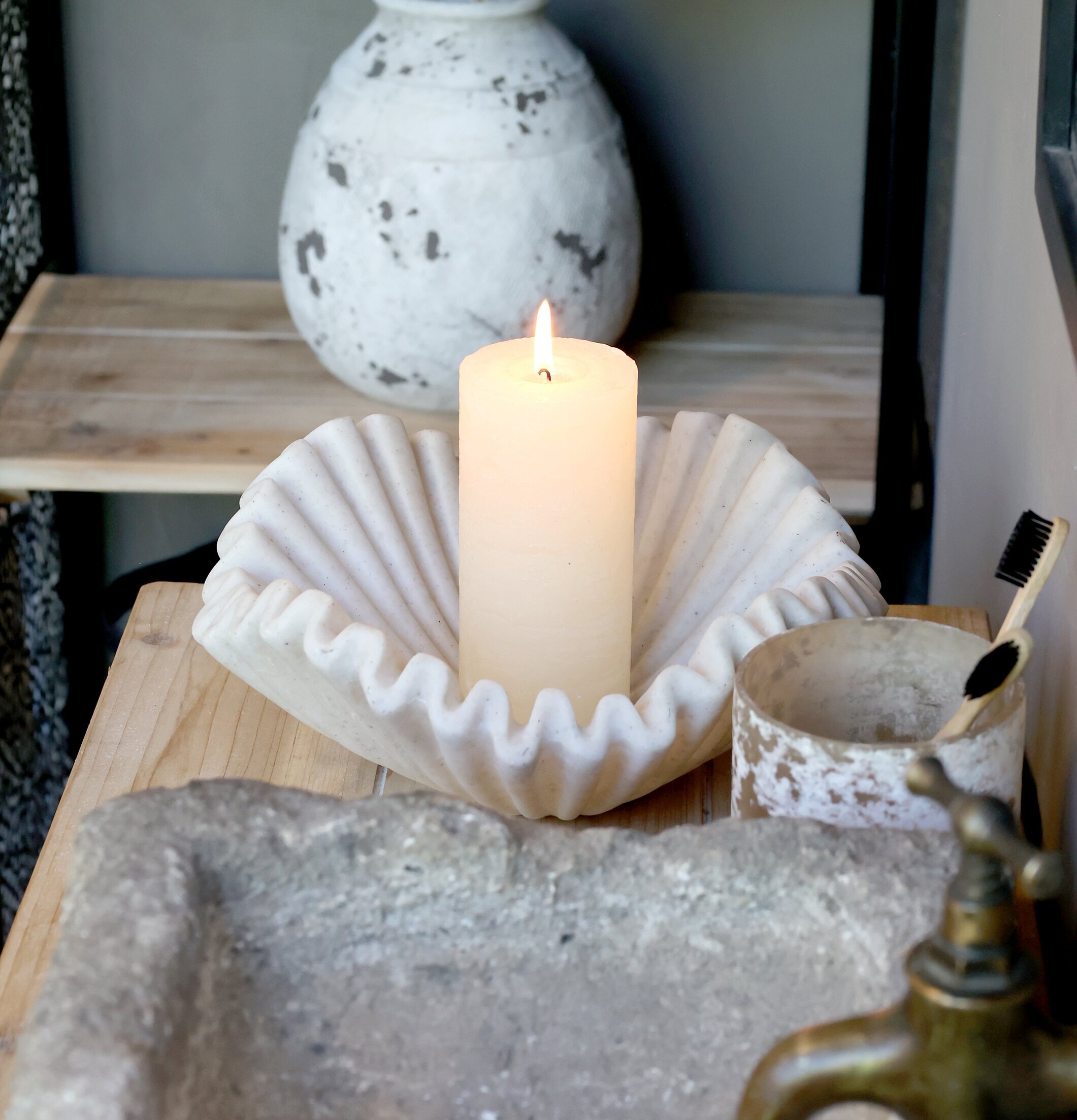 Musselformad Skål från Chic Antique på ljus träyta med ljus