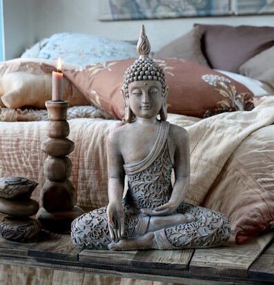 Bild av harmonisk inredning med Buddha och ljus