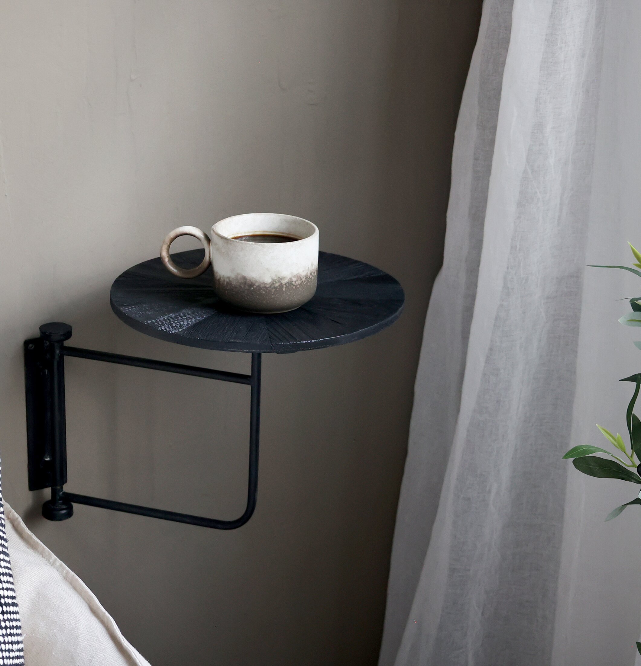 Väggbord Ø35cm Antiksvart från Chic Antique med kopp