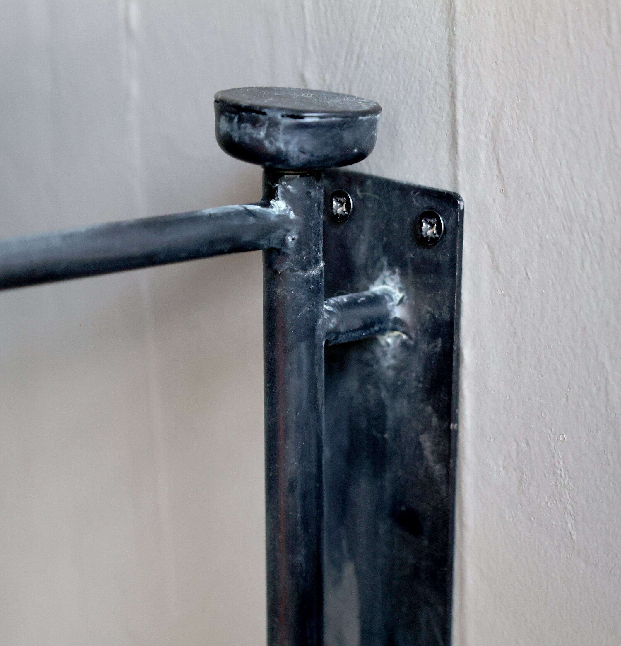 Väggbord Ø35cm Antiksvart från Chic Antique i rustik stil