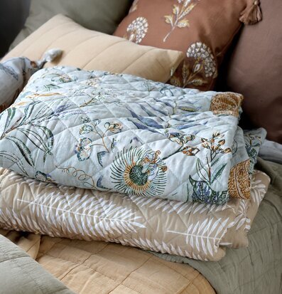 Foto av harmonisk sängmiljö med eleganta textilier