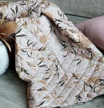 Bild av quiltat täcke med blommigt vintage mönster