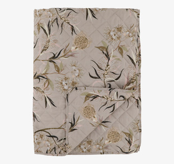 Bild av vackert quiltat täcke med blommönster