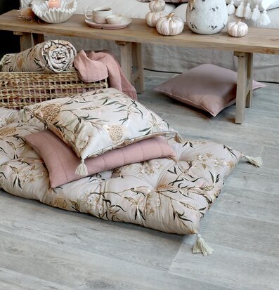 Bild av elegant inredning med vintage rosa detaljer