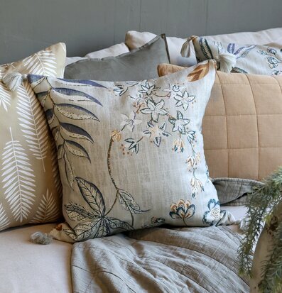 Bild av harmoniska kuddar på soffa för heminredning