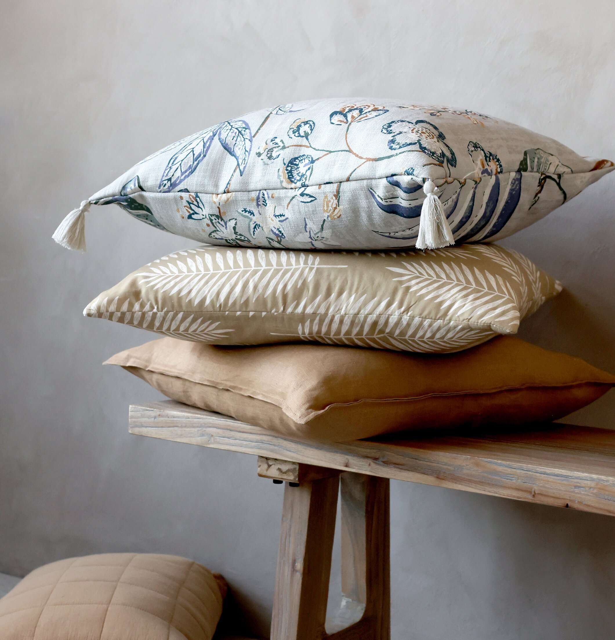 Kuddfodral Aix Opal från Chic Antique på rustik bänk