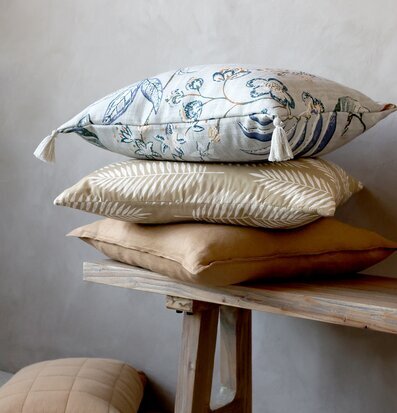 Bild av eleganta kuddfodral i harmonisk komposition