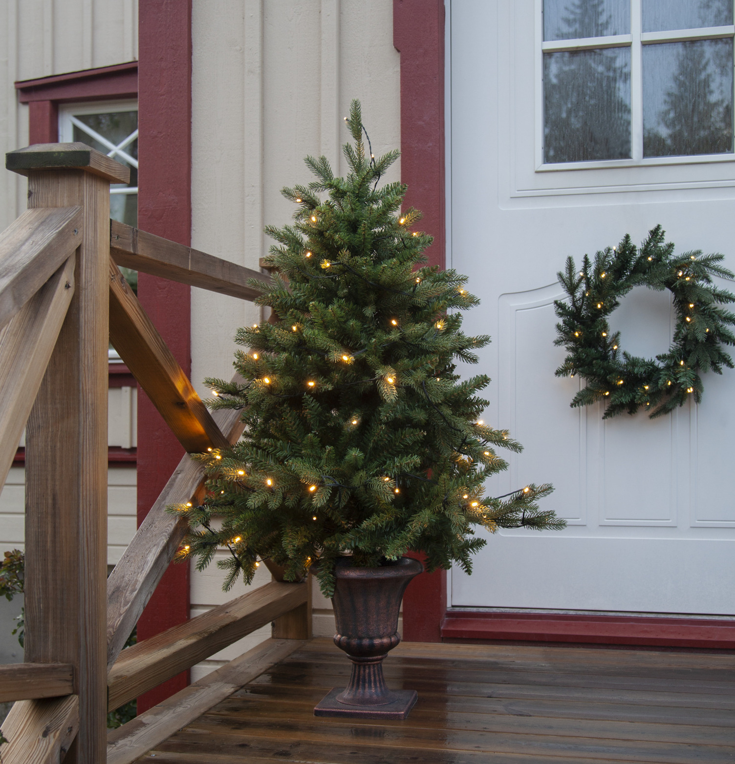 Bild av vintrig dekoration med julgran och krans