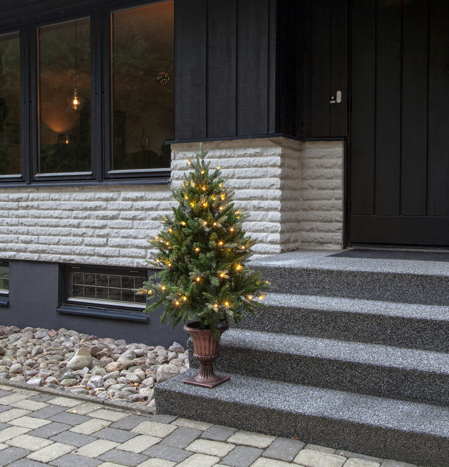 Julgran Med LED Byske från Star Trading vid husentré